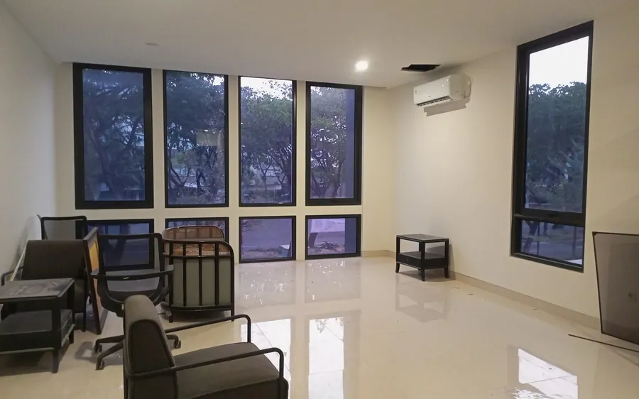Ruangan dengan deretan jendela besar
