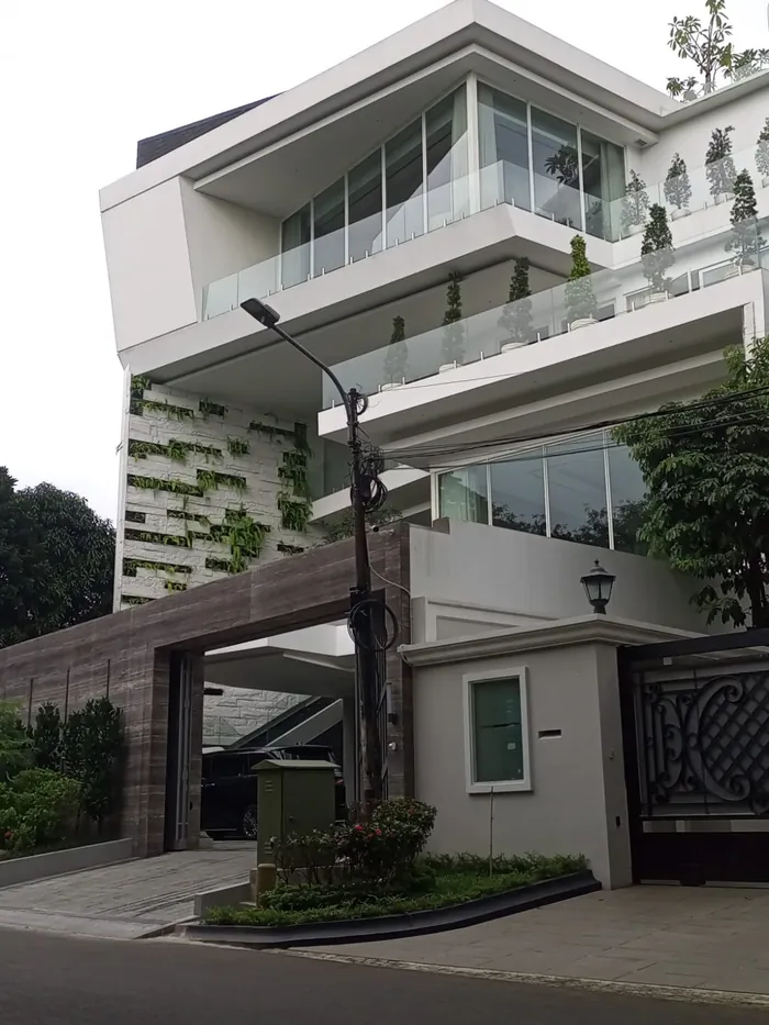 Rumah bertingkat dengan kaca besar yang dipasangi kaca film