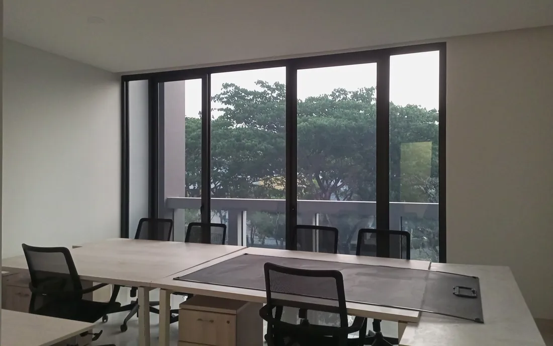 Ruang kantor dengan kaca besar