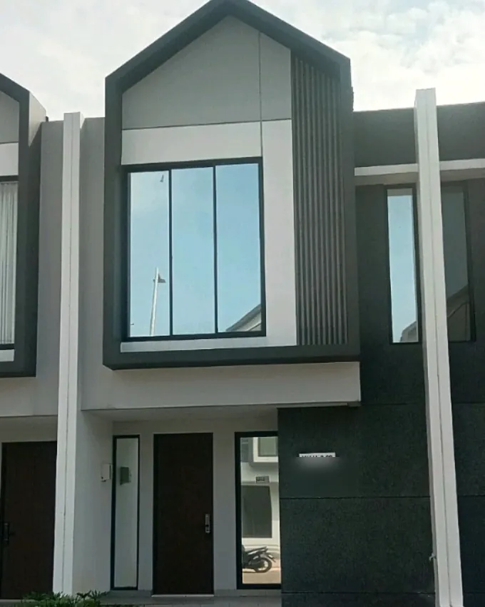 Rumah dua lantai dengan jendela berkaca film