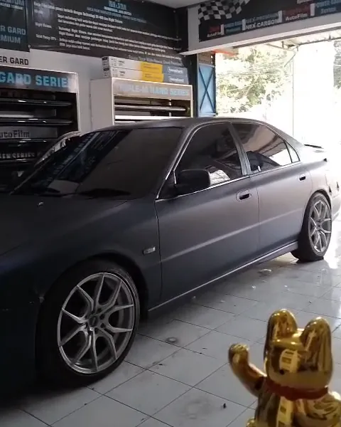 Mobil sedan saat pengerjaan di bengkel